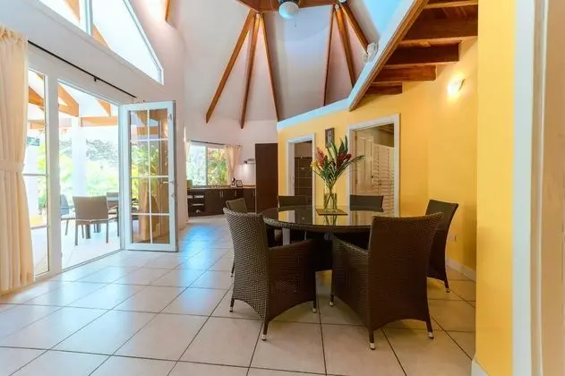 Villa con piscina privada ( 1 Queen + 2 twins)