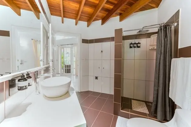 Villa con piscina privada ( 1 Queen + 2 twins)