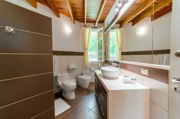 Villa con piscina privada ( 1 Queen + 2 twins)