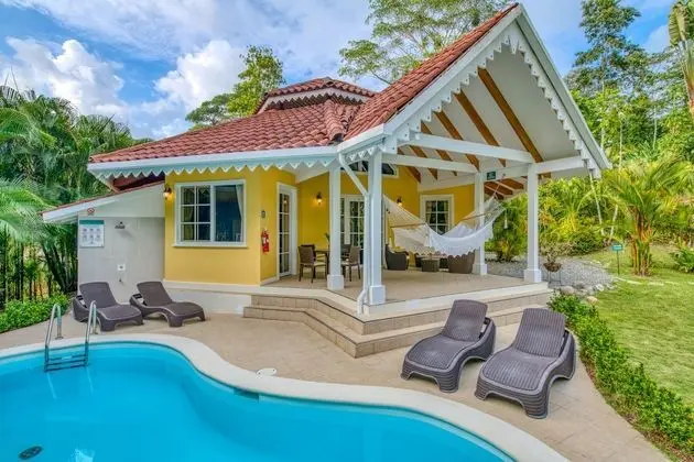 Villa con piscina privada ( 1 Queen + 2 twins)