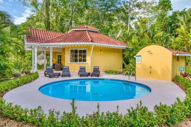 Villa con piscina privada ( 1 Queen + 2 twins)