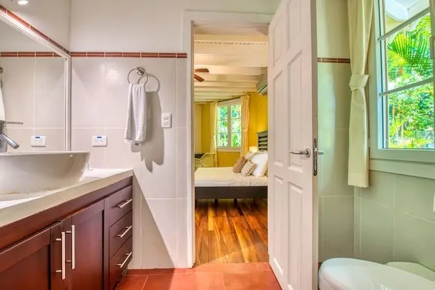 Villa con piscina privada ( 1 Queen + 2 twins)