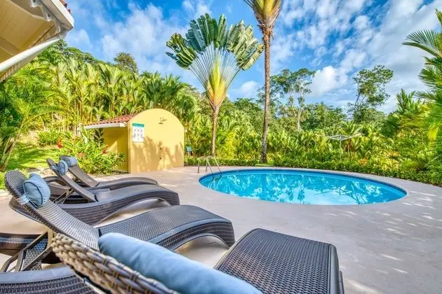 Villa con piscina privada ( 1 Queen + 2 twins)