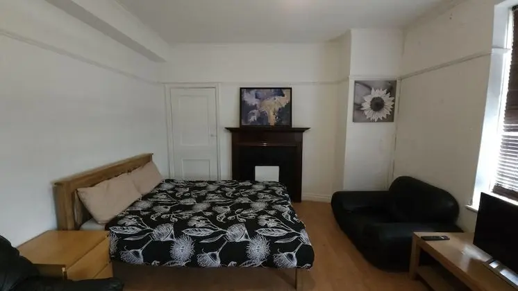 Standard Tek Büyük Yataklı Oda, Ortak Banyo (Spacious and Bright )