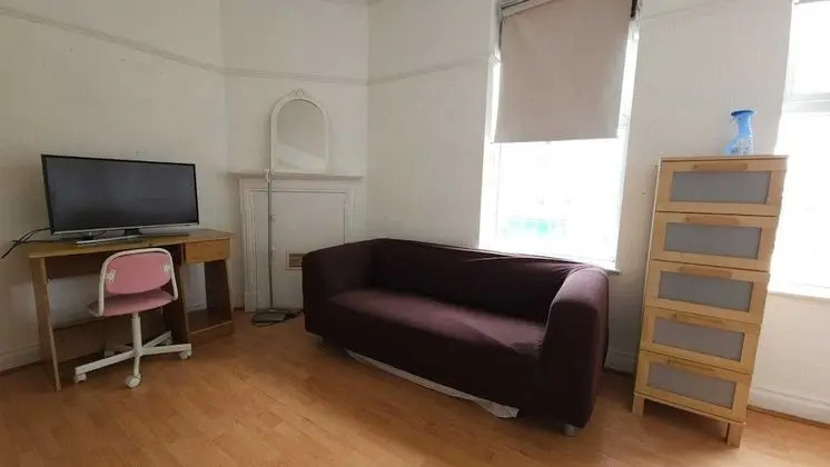 Tek Kişilik Oda, Ortak Banyo (Large )