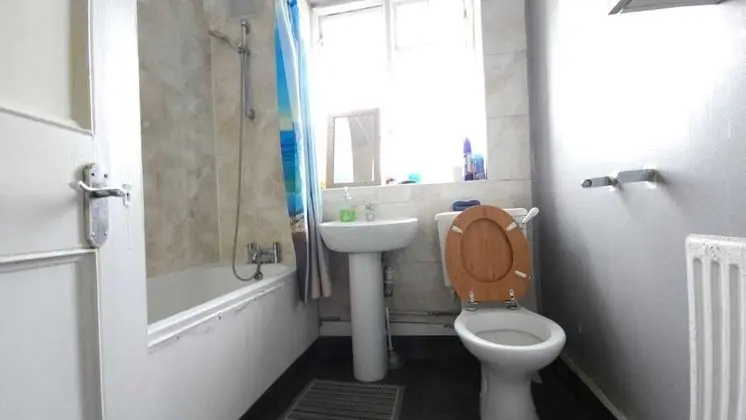 Tek Kişilik Oda, Ortak Banyo (Large )