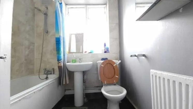 Tek Kişilik Oda, Ortak Banyo (Large )