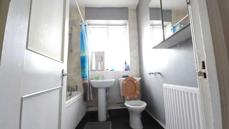 Tek Kişilik Oda, Ortak Banyo (Large )