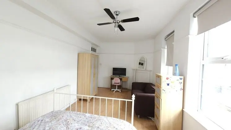 Tek Kişilik Oda, Ortak Banyo (Large )