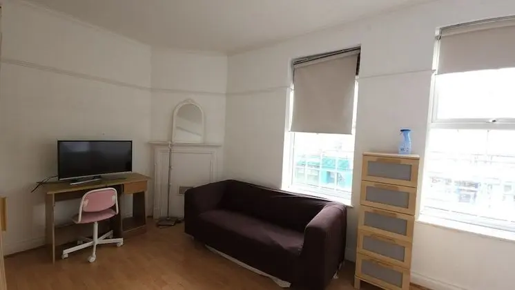 Tek Kişilik Oda, Ortak Banyo (Large )