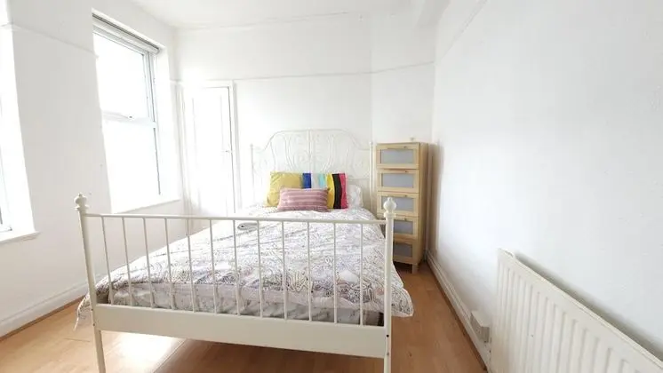 Tek Kişilik Oda, Ortak Banyo (Large )