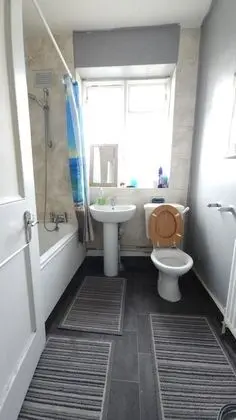 Tek Kişilik Oda, Ortak Banyo (Large )