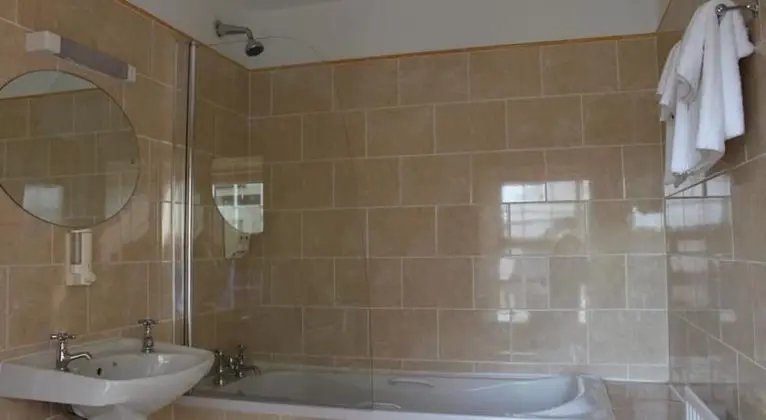 Tek Büyük Yataklı Oda, Ortak Banyo