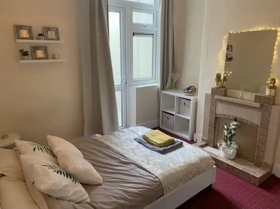 Tek Büyük Yataklı Oda, Ortak Banyo (2)