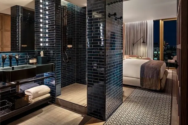 Deluxe King City View Room
