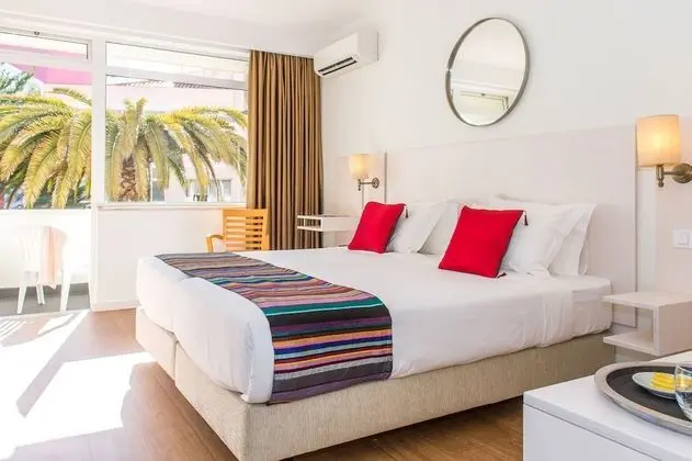 Tek Büyük veya İki Ayrı Yataklı Oda, Balkon (Pool or Garden View)