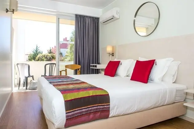 Tek Büyük veya İki Ayrı Yataklı Oda, Balkon (Pool or Garden View)