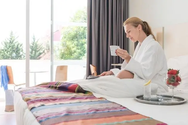 Tek Büyük veya İki Ayrı Yataklı Oda, Balkon (Pool or Garden View)