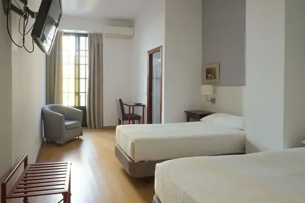 Üç Kişilik Oda