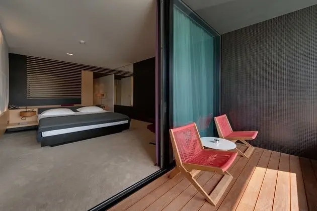 Deluxe Plunge Pool Room