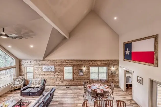 Kulübe, Birden Çok Yatak, Şömine, Bahçe Manzaralı (The Lone Star Lodge)
