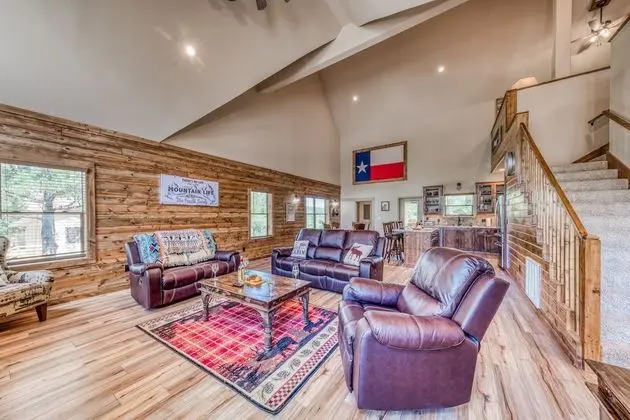 Kulübe, Birden Çok Yatak, Şömine, Bahçe Manzaralı (The Lone Star Lodge)