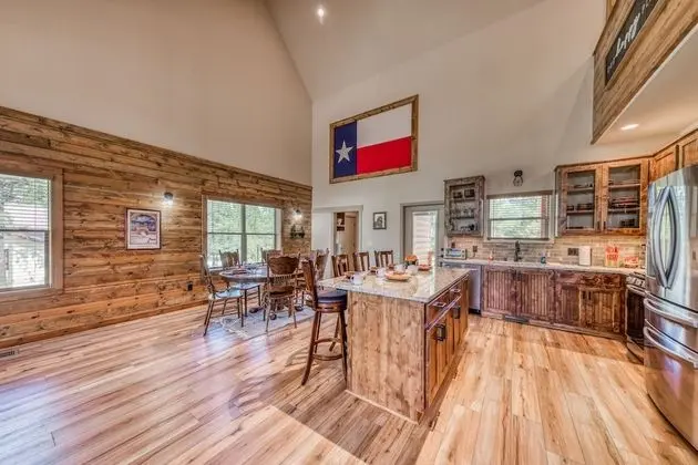 Kulübe, Birden Çok Yatak, Şömine, Bahçe Manzaralı (The Lone Star Lodge)
