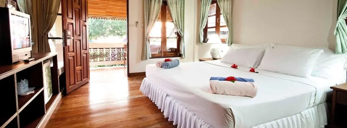 Deluxe Beachpool or Beachfront Cottage