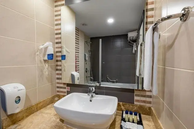 https://images.etstur.com/files/images/hotelImages/TR/51933/l/Long-Beach-Resort-Hotel---Spa-Deluxe-Oda-380604.jpg