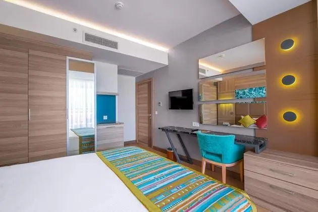 https://images.etstur.com/files/images/hotelImages/TR/51933/l/Long-Beach-Resort-Hotel---Spa-Deluxe-Oda-380614.jpg