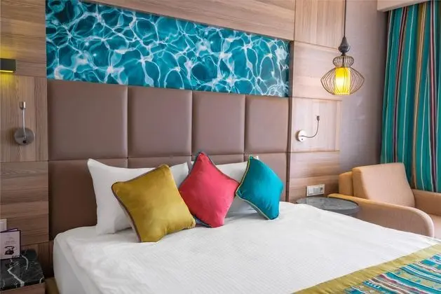 https://images.etstur.com/files/images/hotelImages/TR/51933/l/Long-Beach-Resort-Hotel---Spa-Deluxe-Oda-380634.jpg