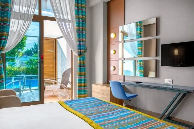 https://images.etstur.com/files/images/hotelImages/TR/51933/l/Long-Beach-Resort-Hotel---Spa-Deluxe-Oda-380645.jpg