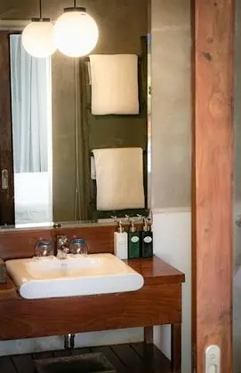 Deluxe Tek Büyük Yataklı Oda, Havuz Manzaralı