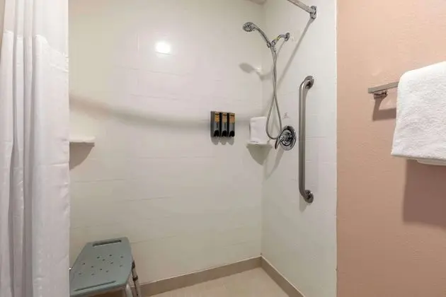 Standard Oda, 1 En Büyük (King) Boy Yatak, Engellilere Uygun, Buzdolabı ve Mikrodalga