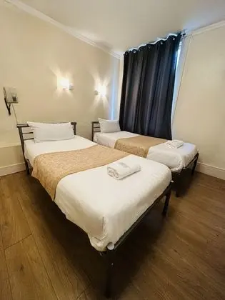 İki Ayrı Yataklı Oda, Banyolu/Duşlu