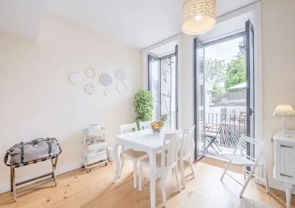 Stüdyo, Bahçe Manzaralı