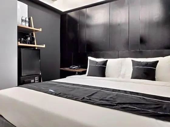 Standard Oda (Violet - 1 Queen/ 2 Single Beds)