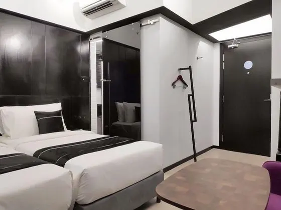 Standard Oda (Violet - 1 Queen/ 2 Single Beds)