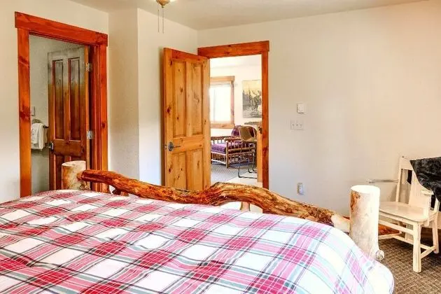 Loose Moose Lodge - Cabin 1