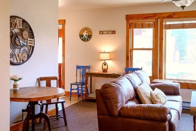 Loose Moose Lodge - Cabin 1