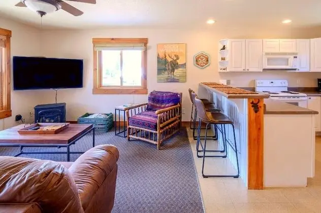 Loose Moose Lodge - Cabin 1