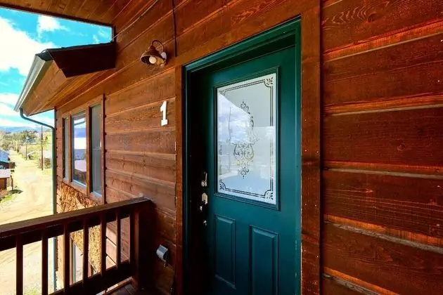 Loose Moose Lodge - Cabin 1