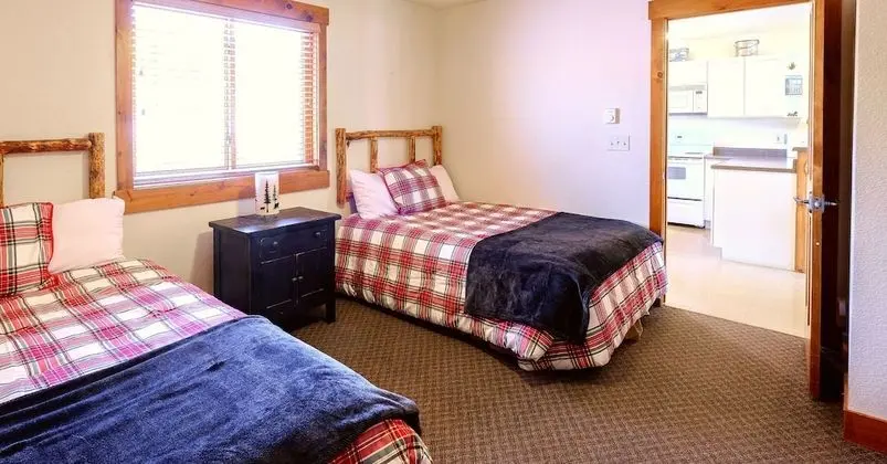 Loose Moose Lodge - Cabin 2