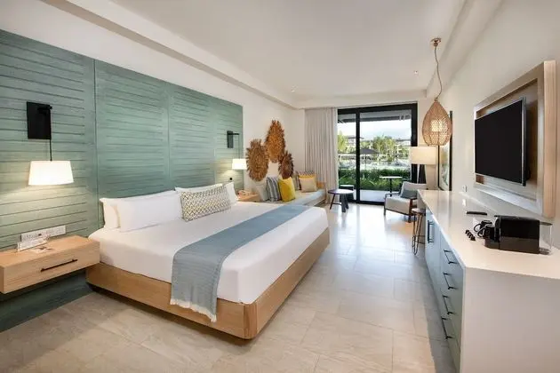 Resort King - Pool View Junior Suite