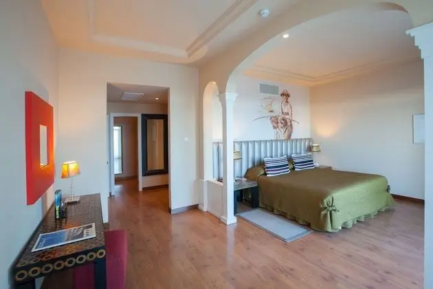 Senior Suite - Unique