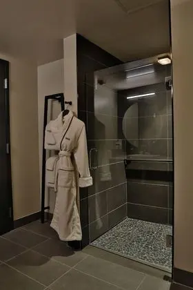 Deluxe Oda, 1 En Büyük (King) Boy Yatak, Engellilere Uygun (Roll-In Shower)