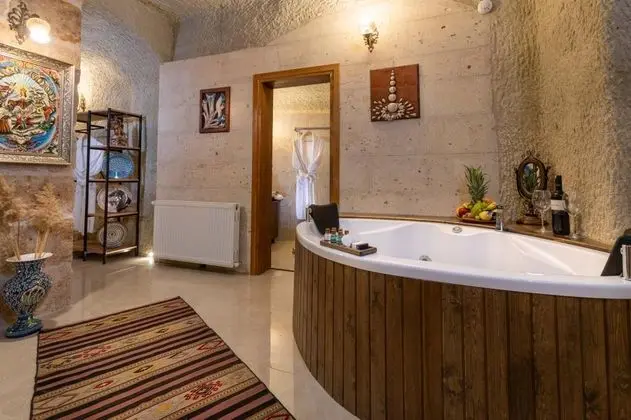 King Cave Suite