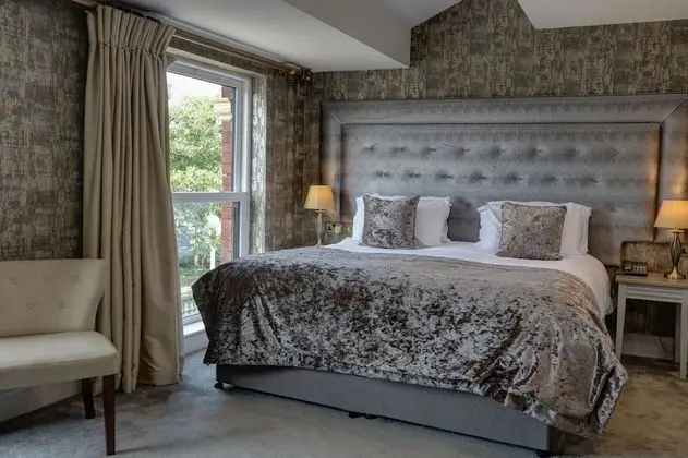 Superior Oda, 1 En Büyük (King) Boy Yatak, Sigara İçilmez (Converts to 2 Twin Beds)