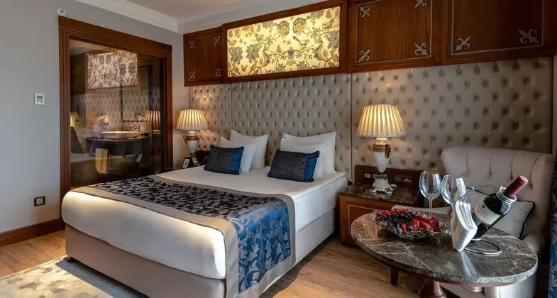 https://images.etstur.com/files/images/hotelImages/CYB/92077/l/Lords-Palace-Hotel---SPA---Casino-Oda-396992.jpg