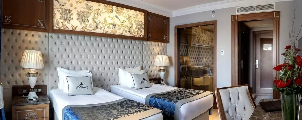 https://images.etstur.com/files/images/hotelImages/CYB/92077/l/Lords-Palace-Hotel---SPA---Casino-Oda-397013.jpg
